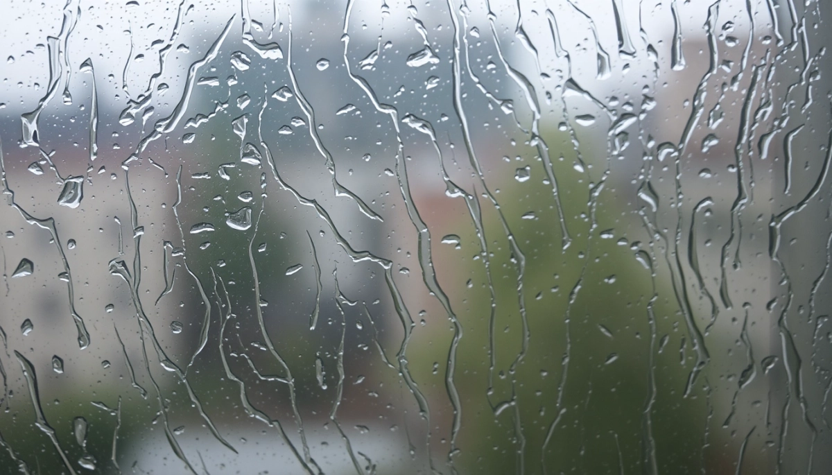 Jak wyciszyć okno dachowe od deszczu