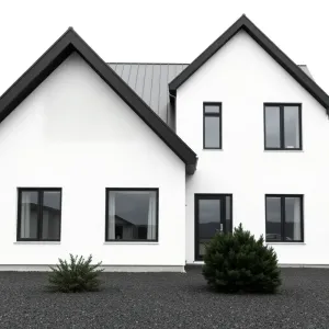 Dom z czarnym dachem