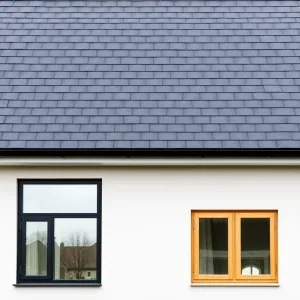 Grafitowy dach jakie okna