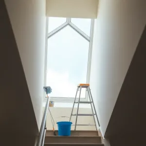 Jak umyć okno dachowe na klatce schodowej