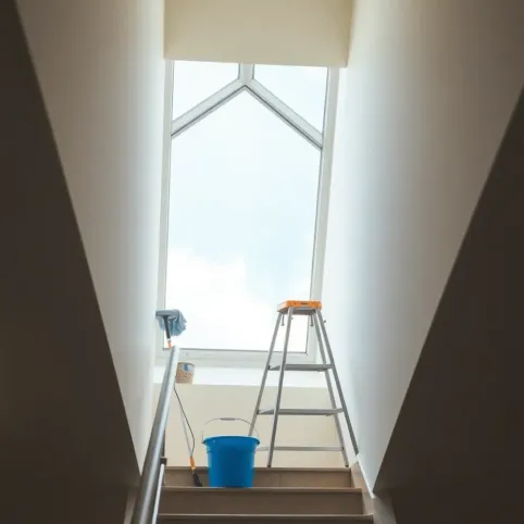 Jak umyć okno dachowe na klatce schodowej