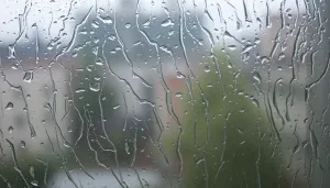 Jak wyciszyć okno dachowe od deszczu