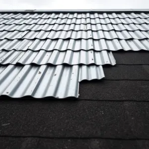 Montaż blachy trapezowej na dachu pokrytym papą