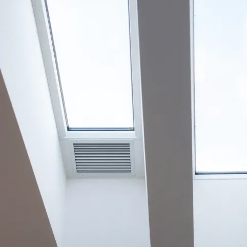 Nawiewniki w oknach dachowych